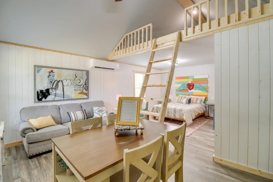 Cozy Studio Cabin ~ 1 Mi to Greers Ferry Lake! Cabin in Greers Ferry Lake