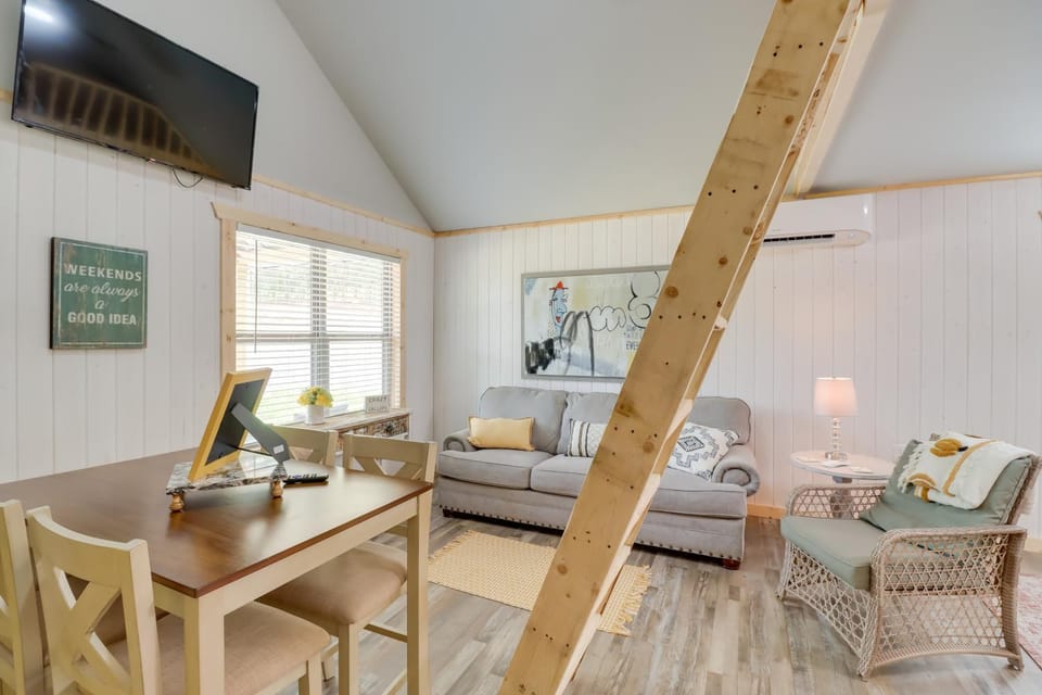 Cozy Studio Cabin ~ 1 Mi to Greers Ferry Lake! Cabin in Greers Ferry Lake