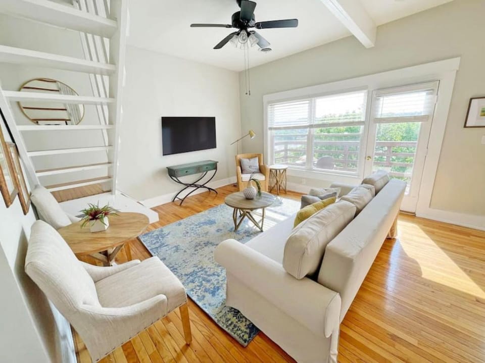 Lovely 2bd in Mount Adams near Downtown and OTR House in Cincinnati