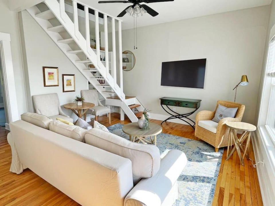 Lovely 2bd in Mount Adams near Downtown and OTR House in Cincinnati