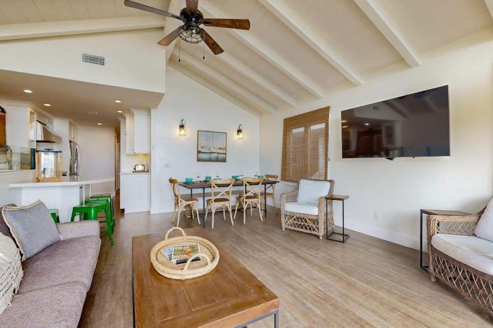 Bayfront Beauty House in Balboa Peninsula
