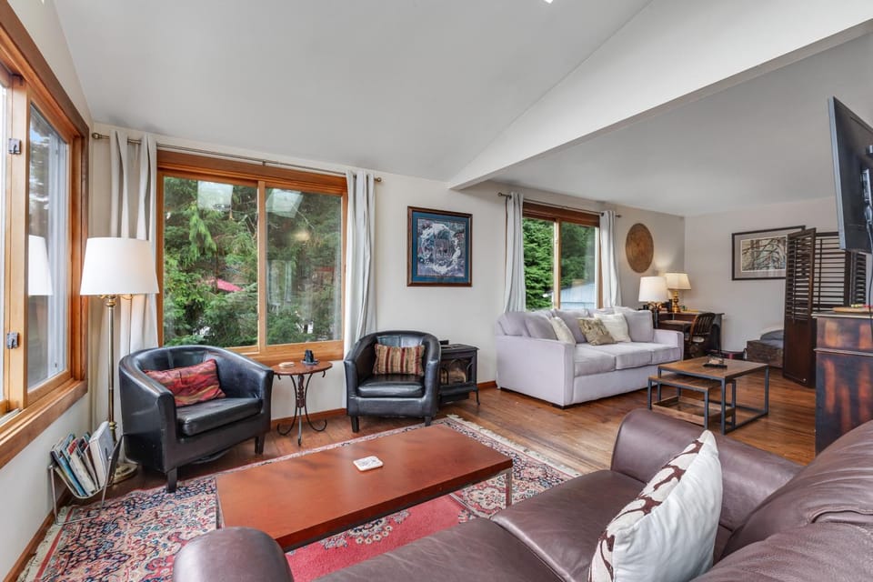 Seabeck House & Cottage on Hood Canal House in Hood Canal