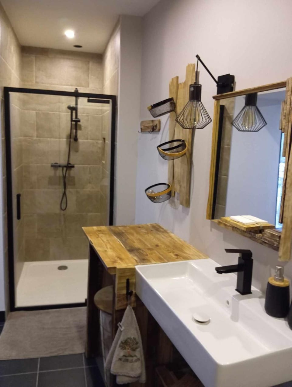 La guitoune - chambre ou studio, clim, parking, sdb terrasses et entrées privatives, SPA Bed and Breakfast in Occitanie