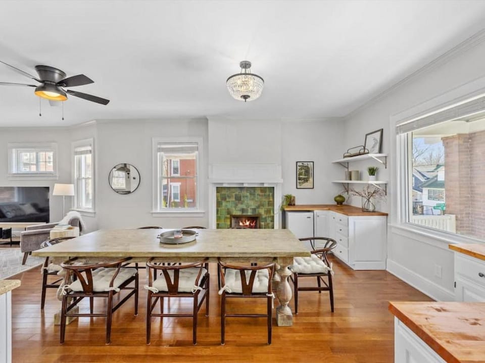 Deluxe 6 Bedroom 3 Min to Downtown w 2-car Driveway House in Over The Rhine