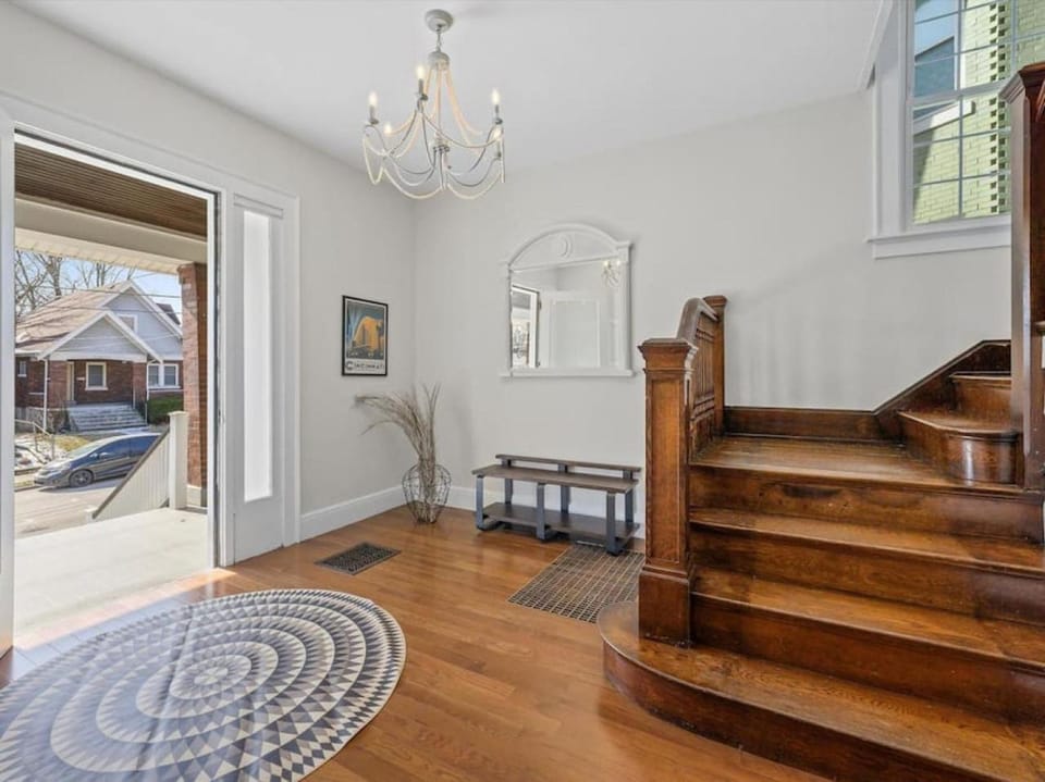 Deluxe 6 Bedroom 3 Min to Downtown w 2-car Driveway House in Over The Rhine