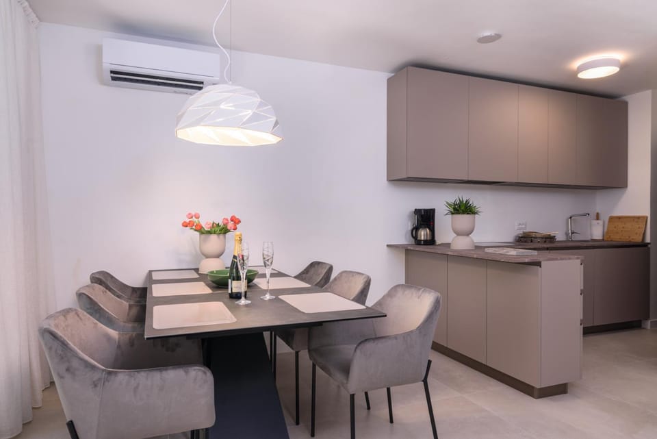 Kitchen or kitchenette, Seating area, Dining area, minibar, air conditioner