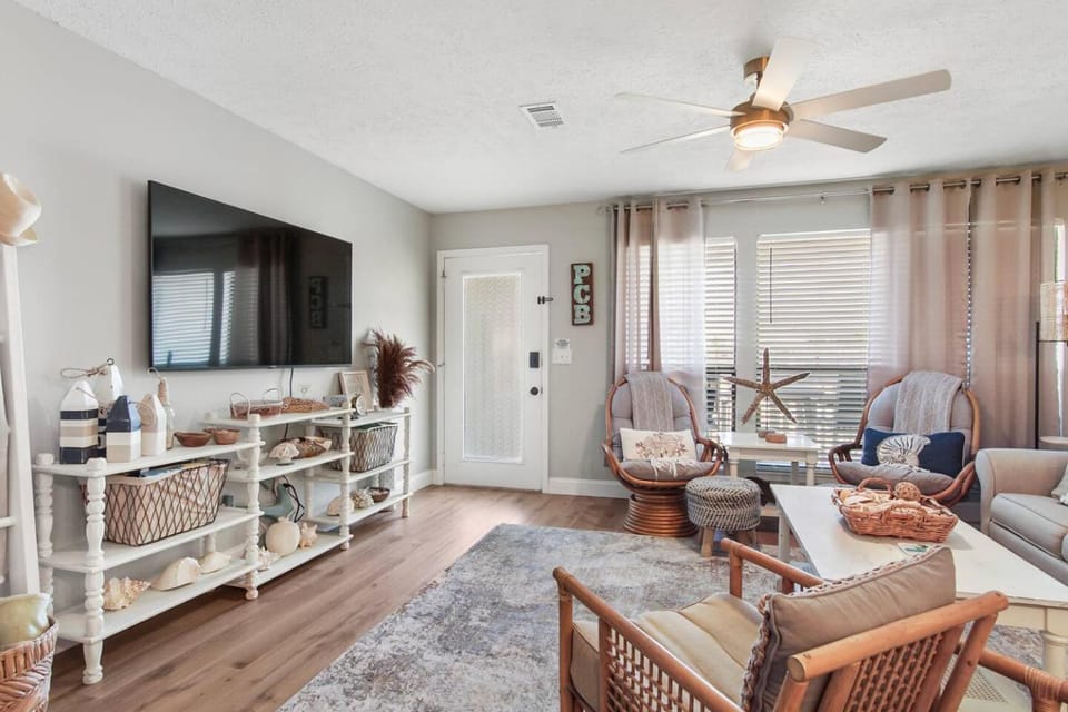 Steps to the Beach, Sleeps 6, Pool, Pickleball, 2 Balconies, Pier Park & 30A Apartment in Panama City Beach