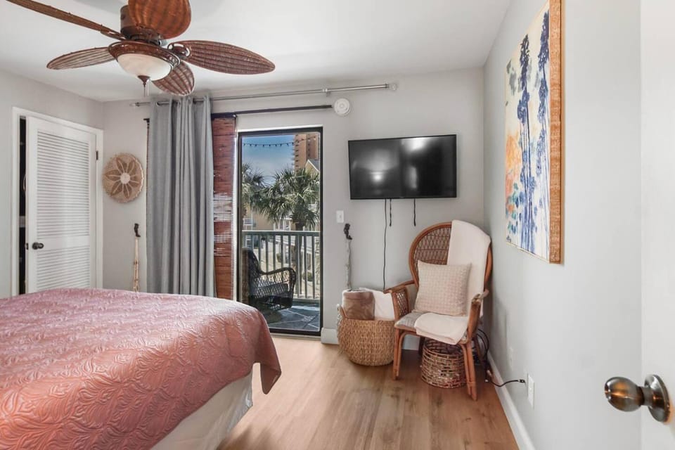 Steps to the Beach, Sleeps 6, Pool, Pickleball, 2 Balconies, Pier Park & 30A Apartment in Panama City Beach