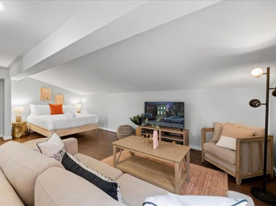 Studio steps to Soccer and OTR and Downtown Apartment in Over The Rhine