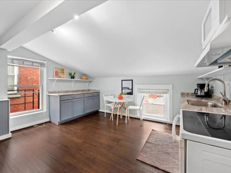 Studio steps to Soccer and OTR and Downtown Apartment in Over The Rhine