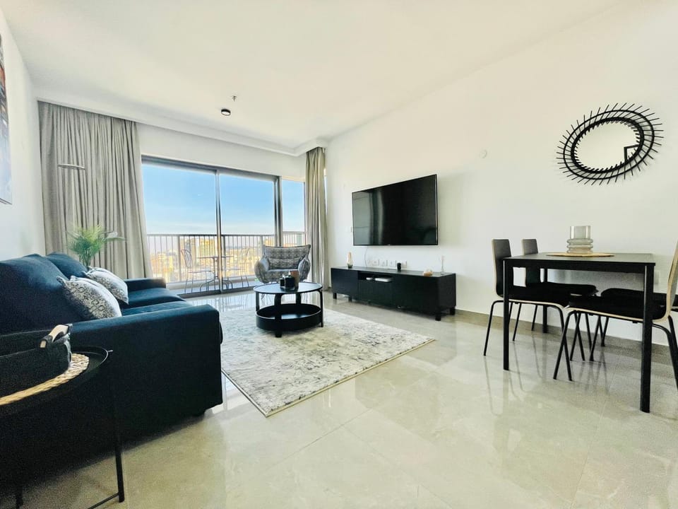 Communal lounge/ TV room, TV and multimedia, Living room, Seating area, Dining area