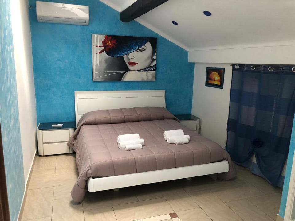 Bed, Bedroom, air conditioner
