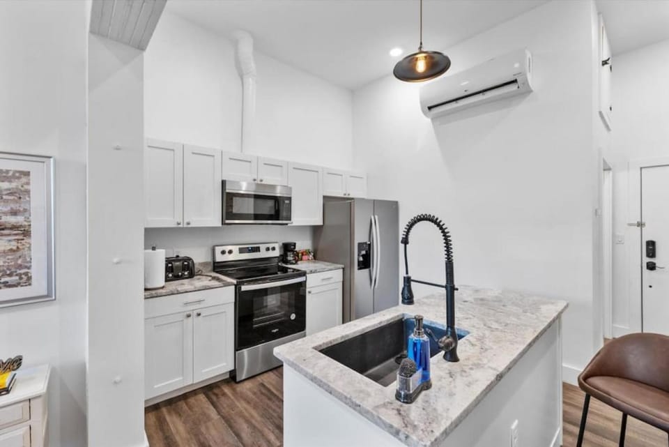 Brand New on the Streetcar line Apartment in Over The Rhine