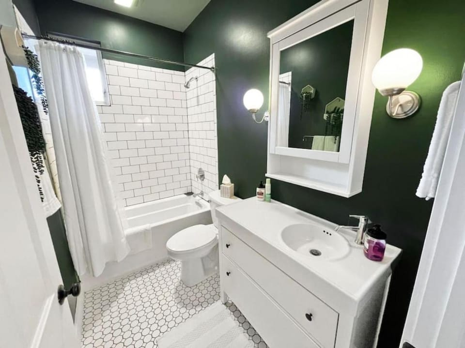 Walk to Rhinegeist, Findlay Market, FREE Streetcar Apartment in Over The Rhine