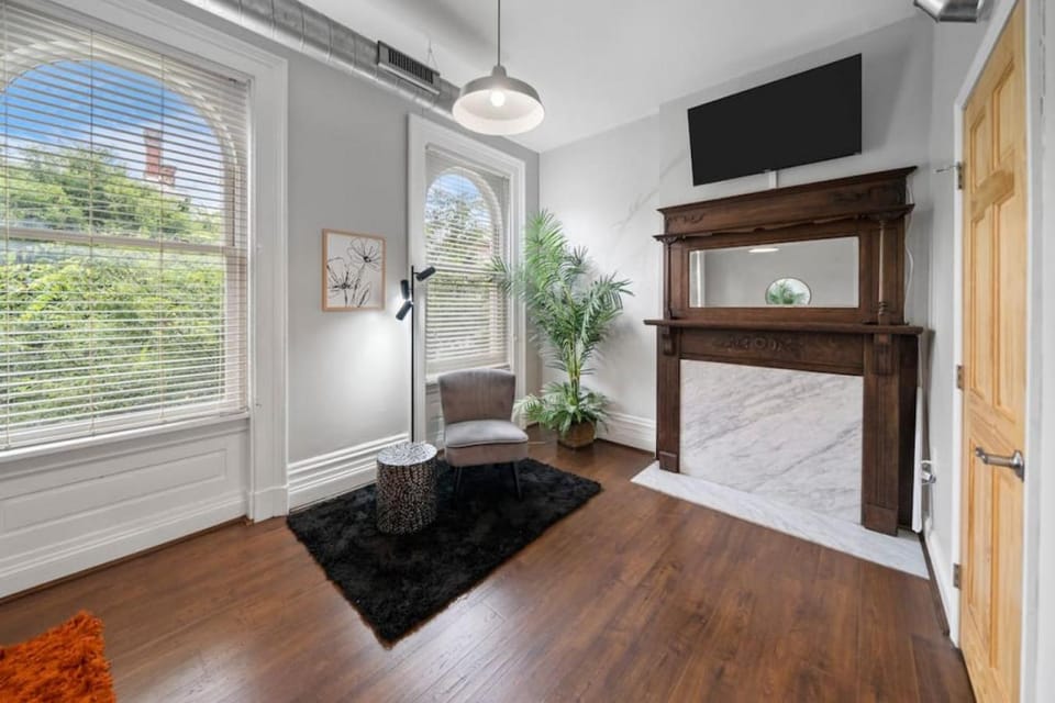 City Escape 2BR Steps to TQL near OTR and Downtown Apartment in Over The Rhine