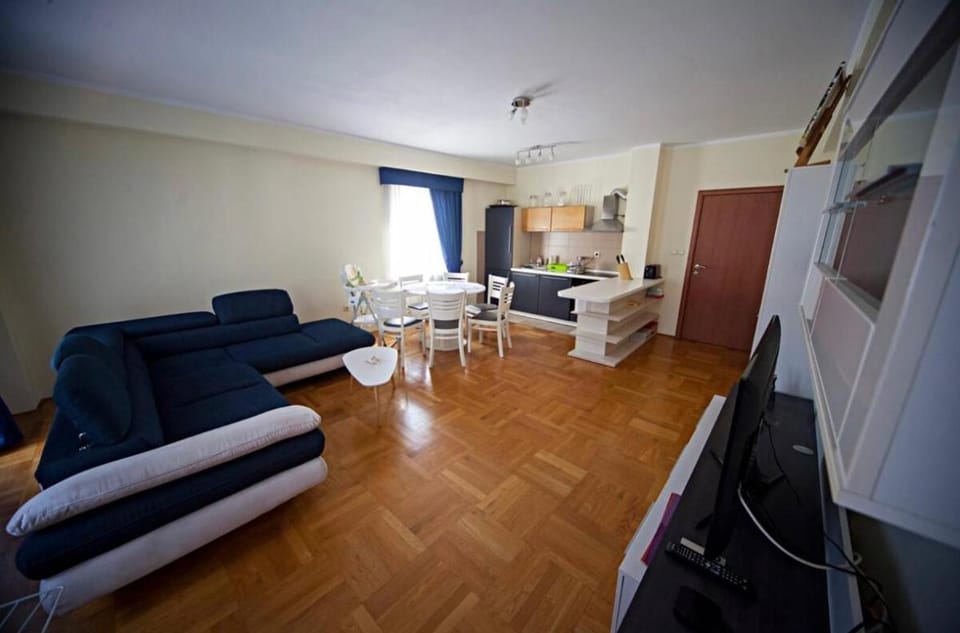Lovely 2-bedroom condo with private garage Apartment in Budva