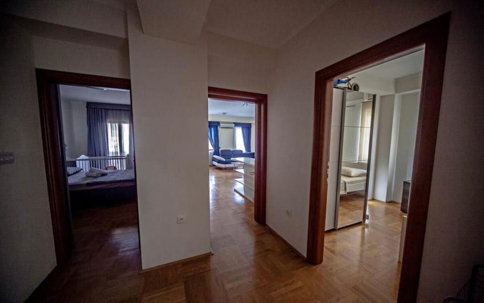 Lovely 2-bedroom condo with private garage Apartment in Budva