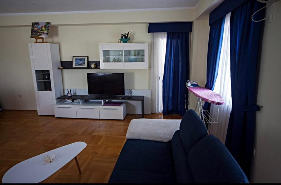 Lovely 2-bedroom condo with private garage Apartment in Budva