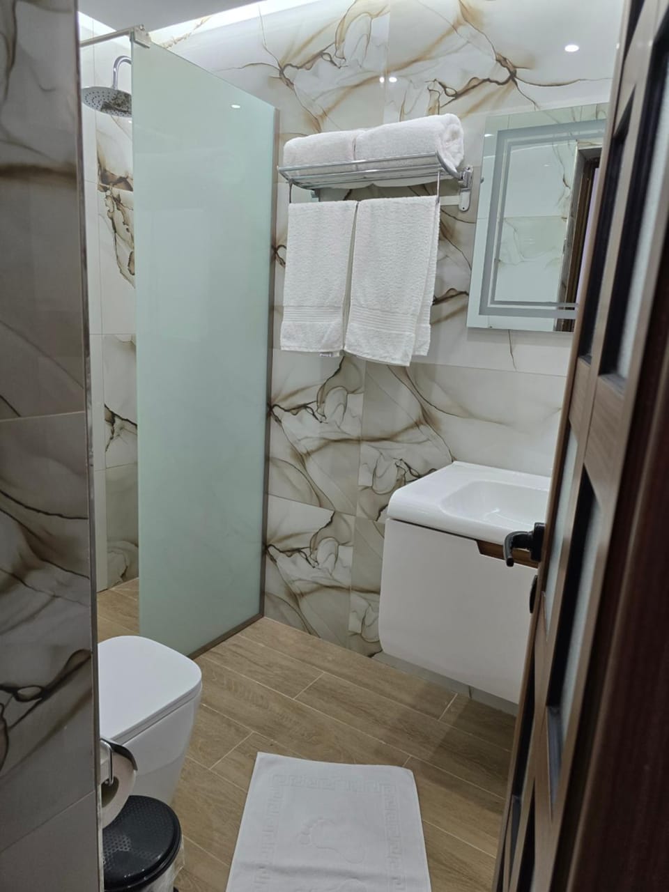 Shower, Toilet, Bathroom, towels
