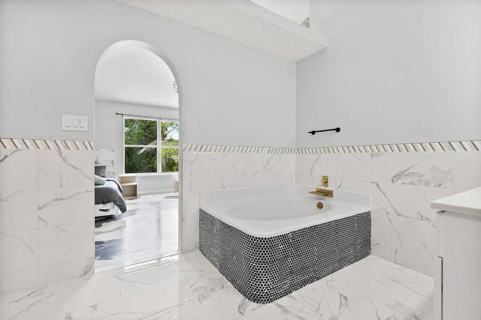 Coastal Retreat - Roomy, Relaxing, Heated Pool House in Palm Coast