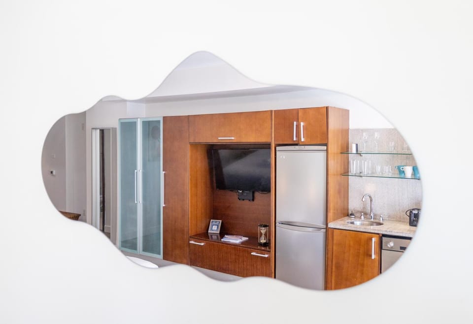 Rooftop-Pool King Bed Suite on Ocean Dr C305 Apartment in Flamingo Lummus