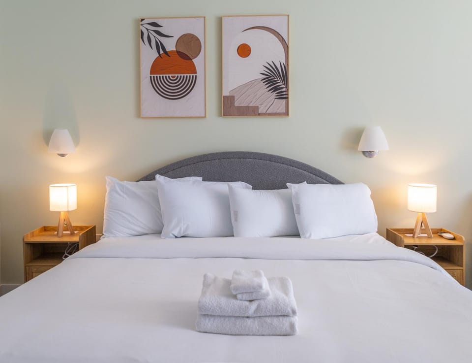Rooftop-Pool King Bed Suite on Ocean Dr C305 Apartment in Flamingo Lummus