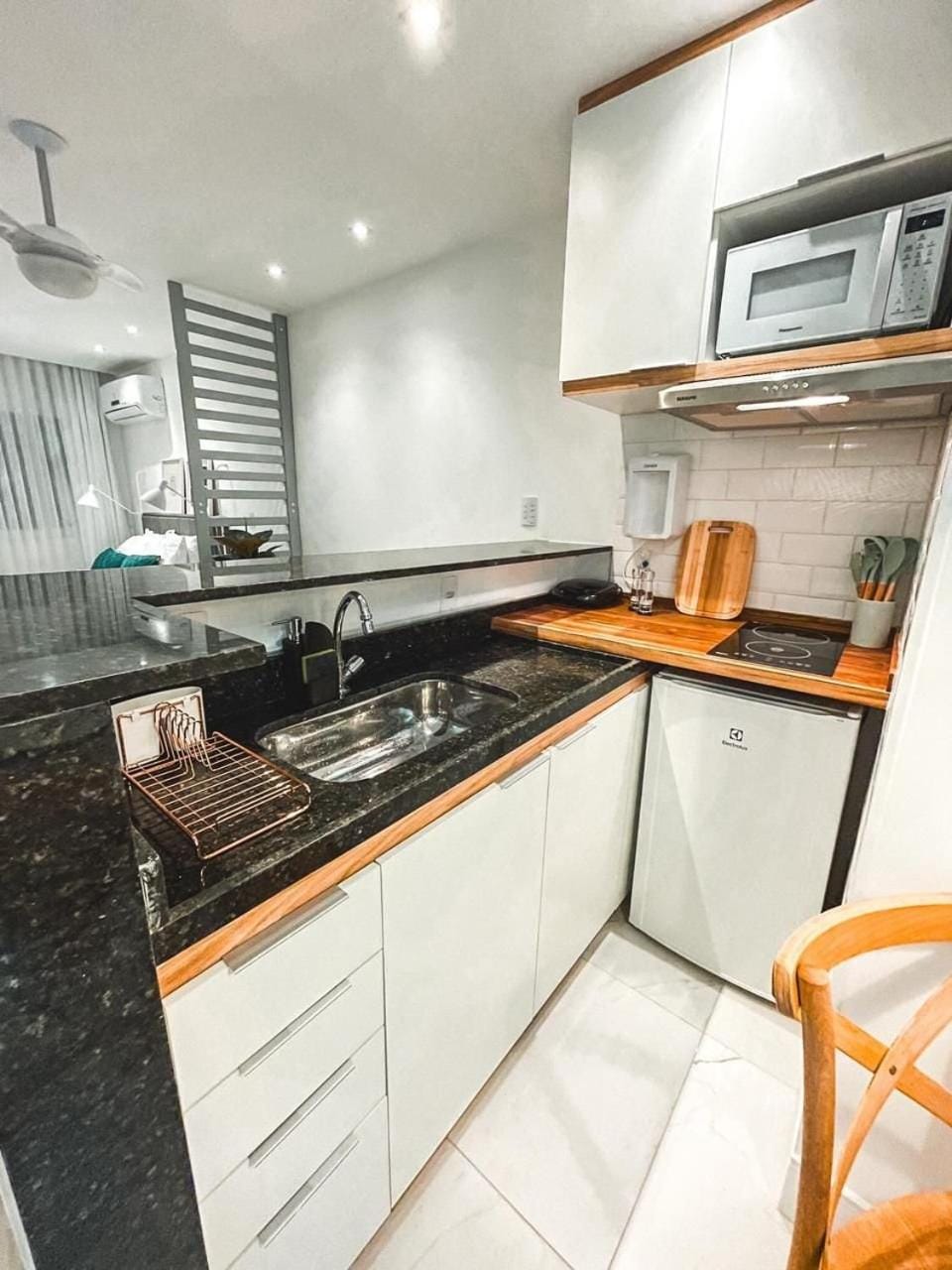 Kitchen or kitchenette, minibar, stove