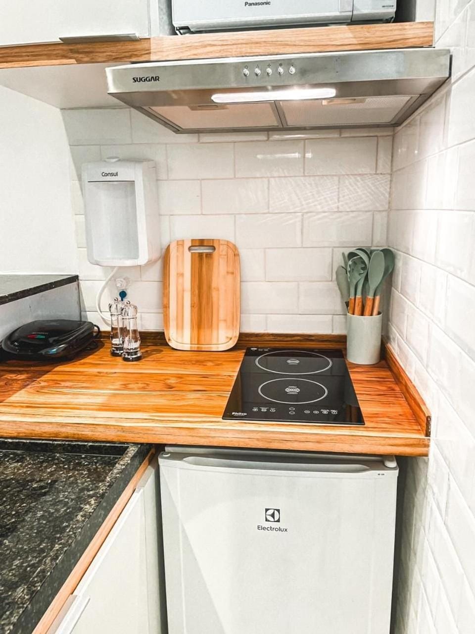 Kitchen or kitchenette, minibar, stove