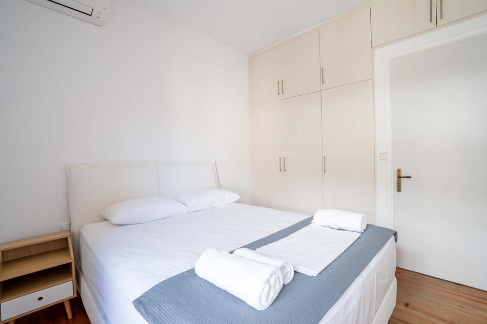 Bed, Photo of the whole room, Bedroom, towels, wardrobe, air conditioner