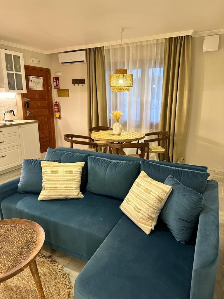 Kitchen or kitchenette, Living room, Seating area, Dining area, minibar, pet friendly