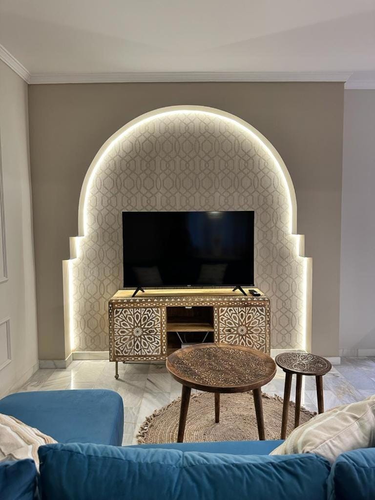 Bed, TV and multimedia, Living room, Seating area, Bedroom