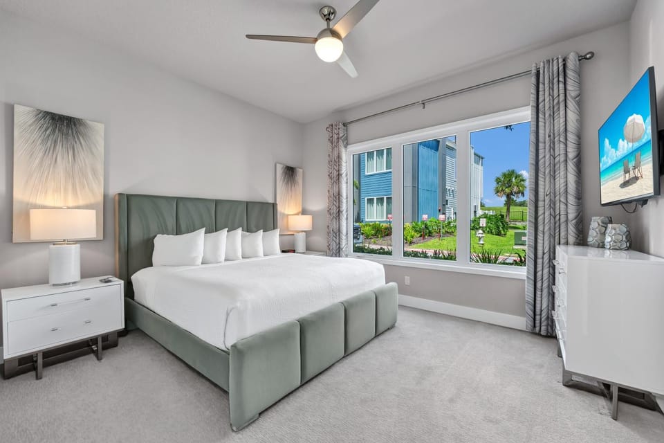 Bed, TV and multimedia, Photo of the whole room, Bedroom