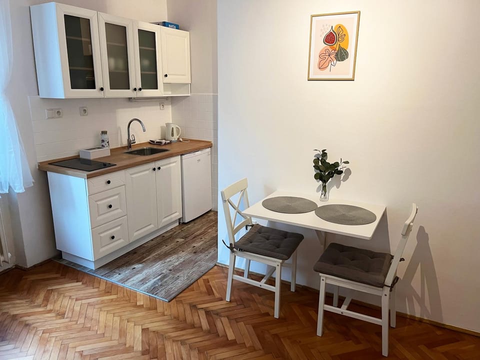 Kitchen or kitchenette, Dining area