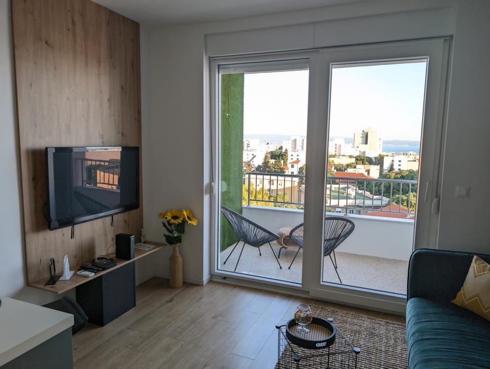 TV and multimedia, View (from property/room), Balcony/Terrace, Living room
