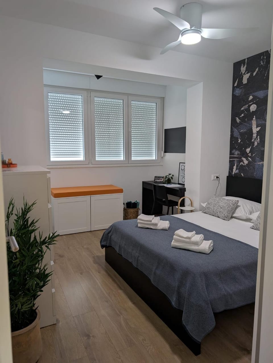 Bed, Bedroom, towels