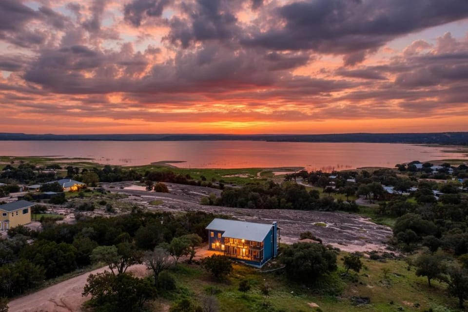 Lake Beach Access & Views, 5kings! House in Lake Buchanan