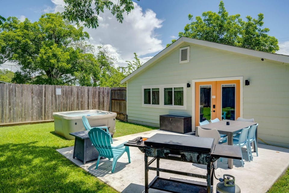 2 Kings Hot Tub Modern Cottage Hill Country House in Blanco