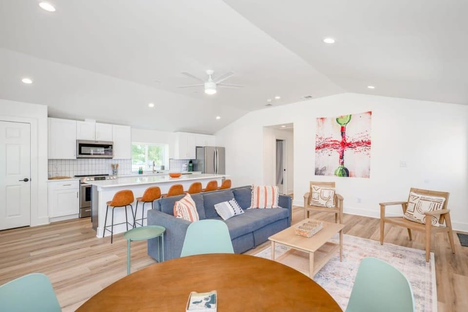 2 Kings Hot Tub Modern Cottage Hill Country House in Blanco