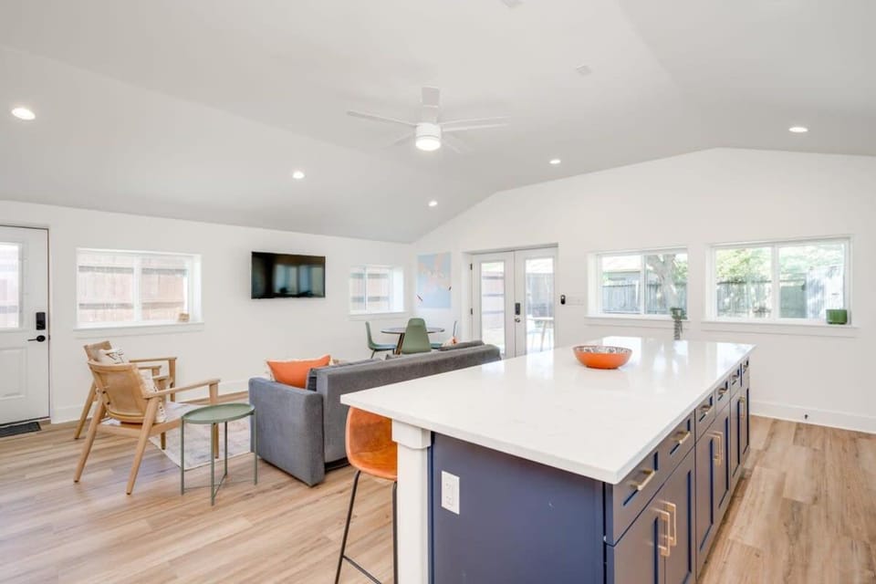 2 Kings Hot Tub Modern Cottage Hill Country House in Blanco