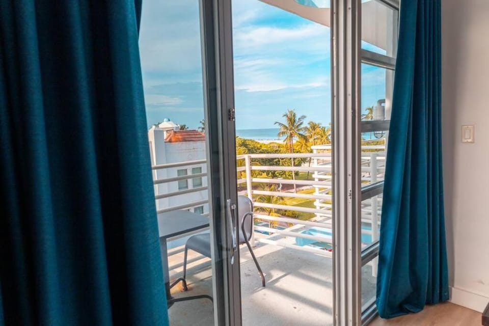 1 Bedroom with King Bed and Roof-Top Pool and Bar C503 Apartment in Flamingo Lummus