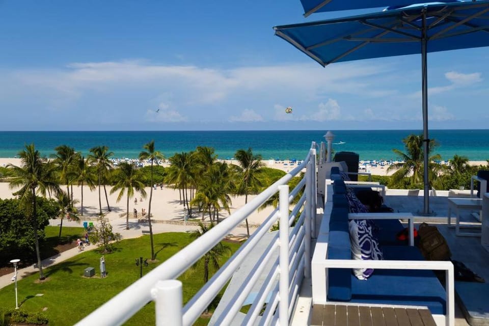 1 Bedroom with King Bed and Roof-Top Pool and Bar C503 Apartment in Flamingo Lummus
