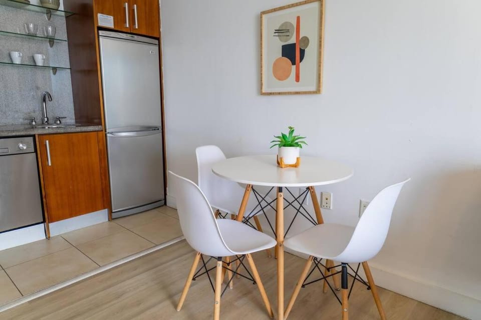 1 Bedroom with King Bed and Roof-Top Pool and Bar C503 Apartment in Flamingo Lummus