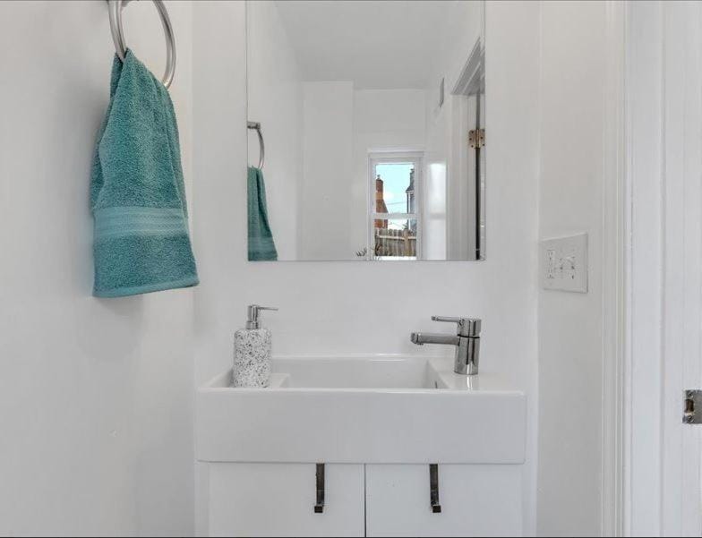 Bathroom, towels