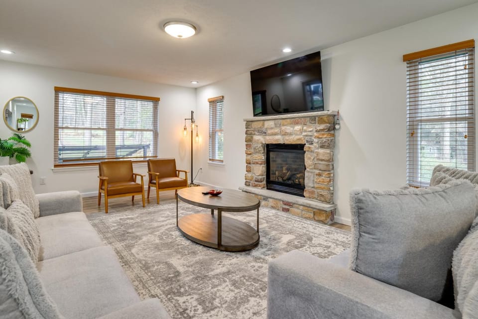 Hot Tub + Lake Access: Spacious Tobyhanna Home House in Coolbaugh Township