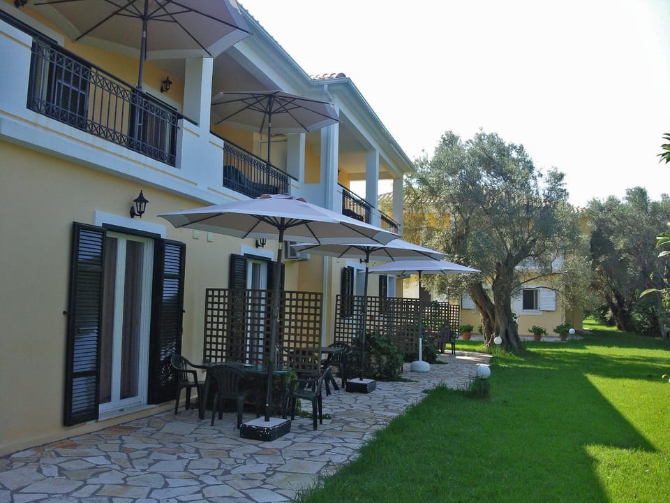 Facade/entrance, Garden