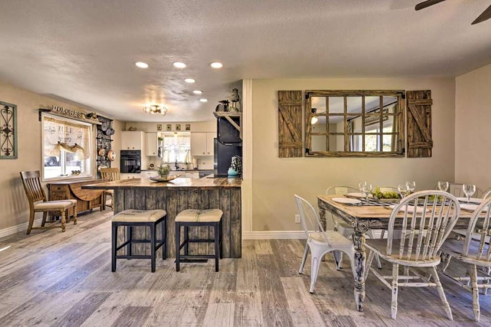 Kitchen or kitchenette, Seating area, Dining area, fireplace