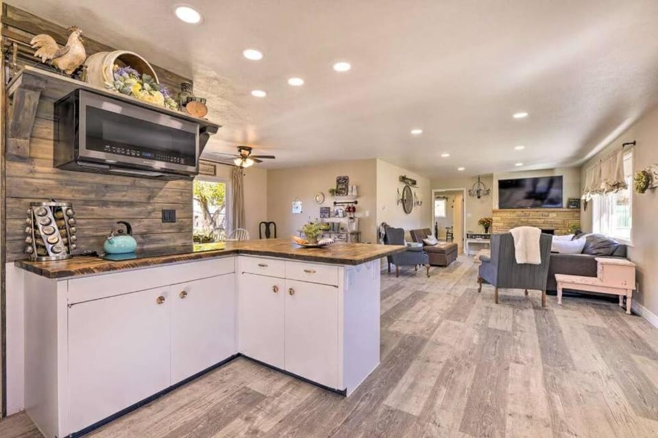 TV and multimedia, Living room, minibar, stove