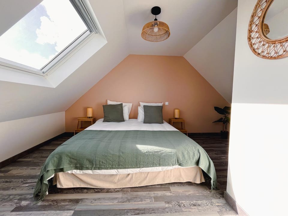 Bed, Photo of the whole room, Bedroom