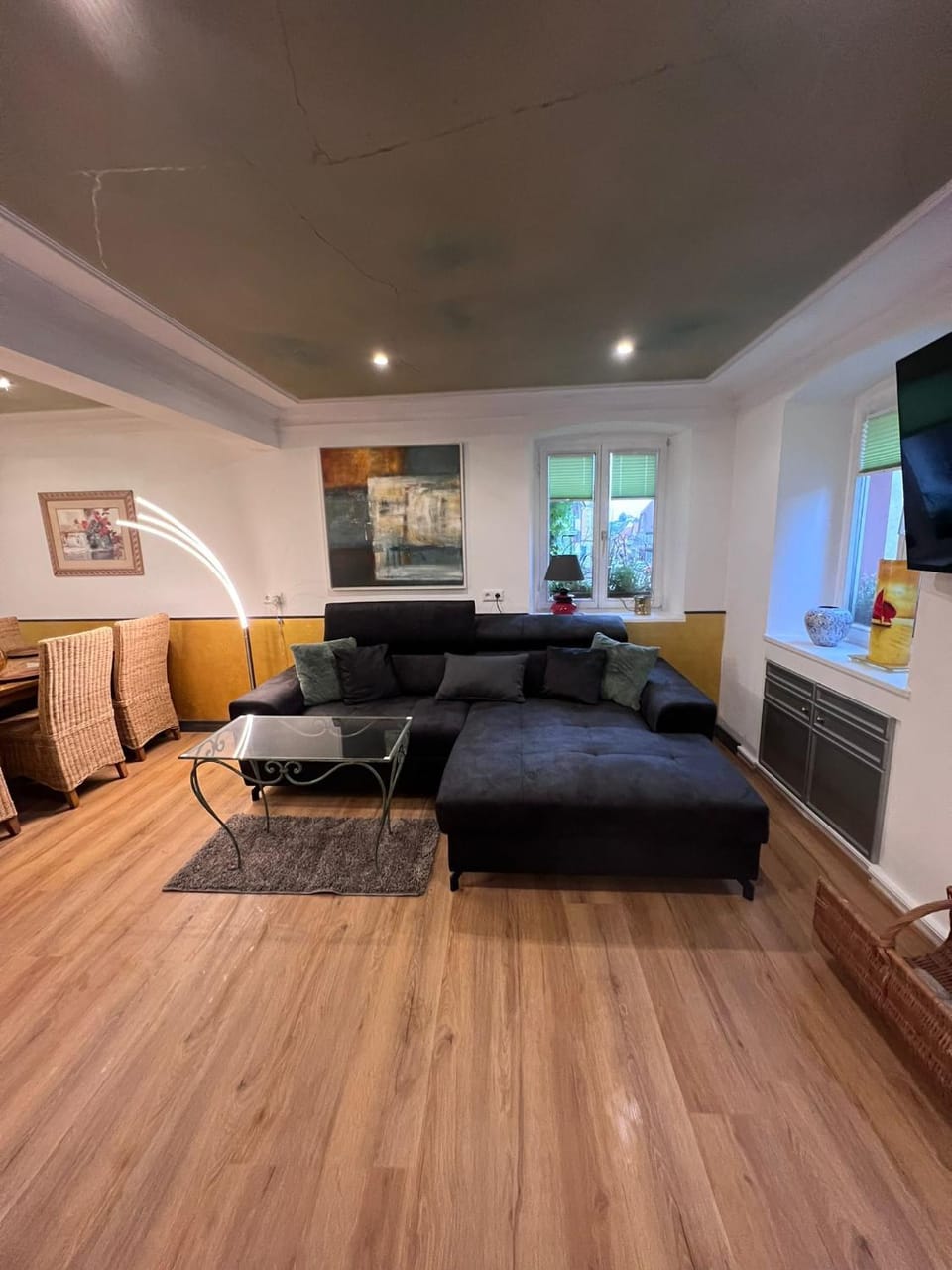 TV and multimedia, Living room, Seating area, Evening entertainment