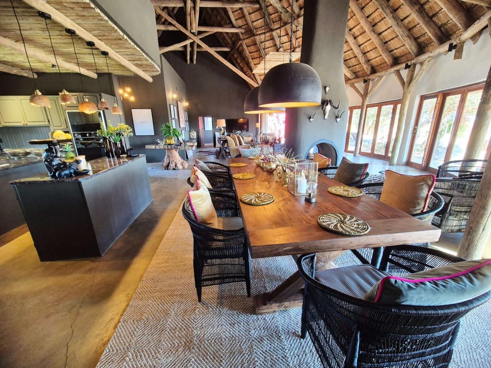 Lounge or bar, Food and drinks, Seating area, Dining area